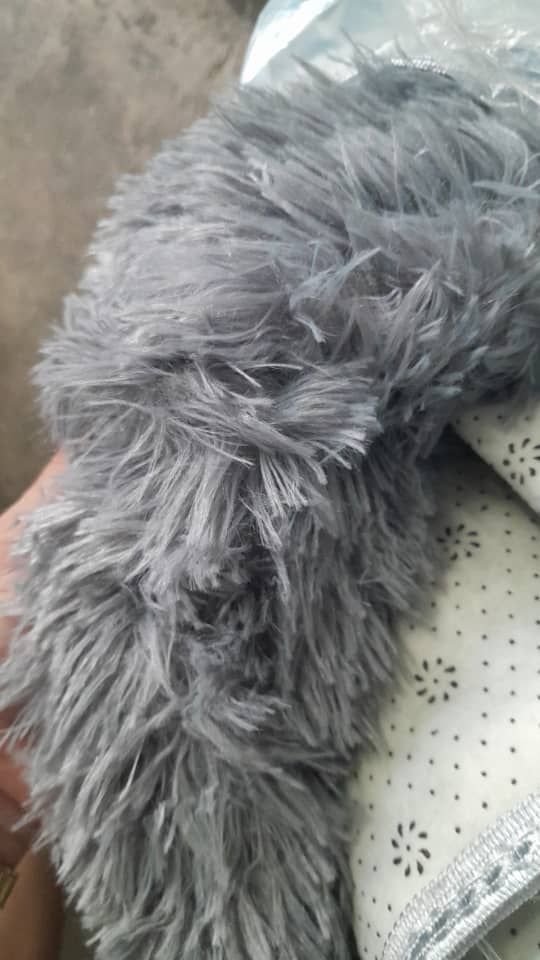 Detalle del pelo alto y la base de la alfombra